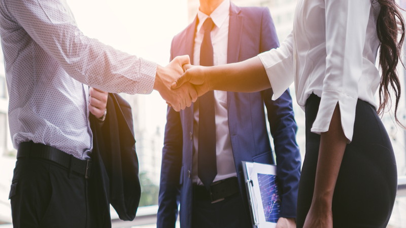 一人挟んで握手