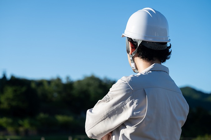 うしろ向きの男性