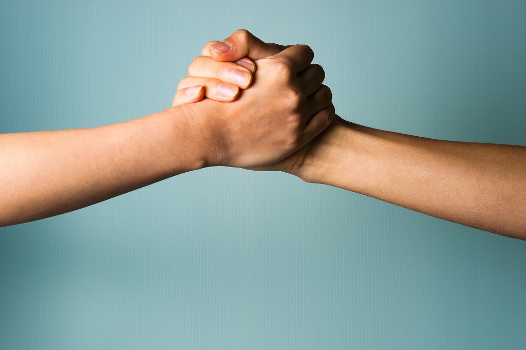 ブルーバック上向き握手