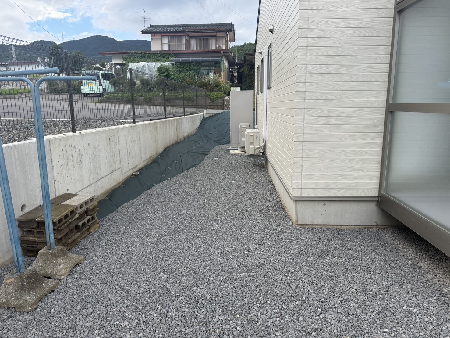 擁壁と敷き砂利を施工した敷地境界部分