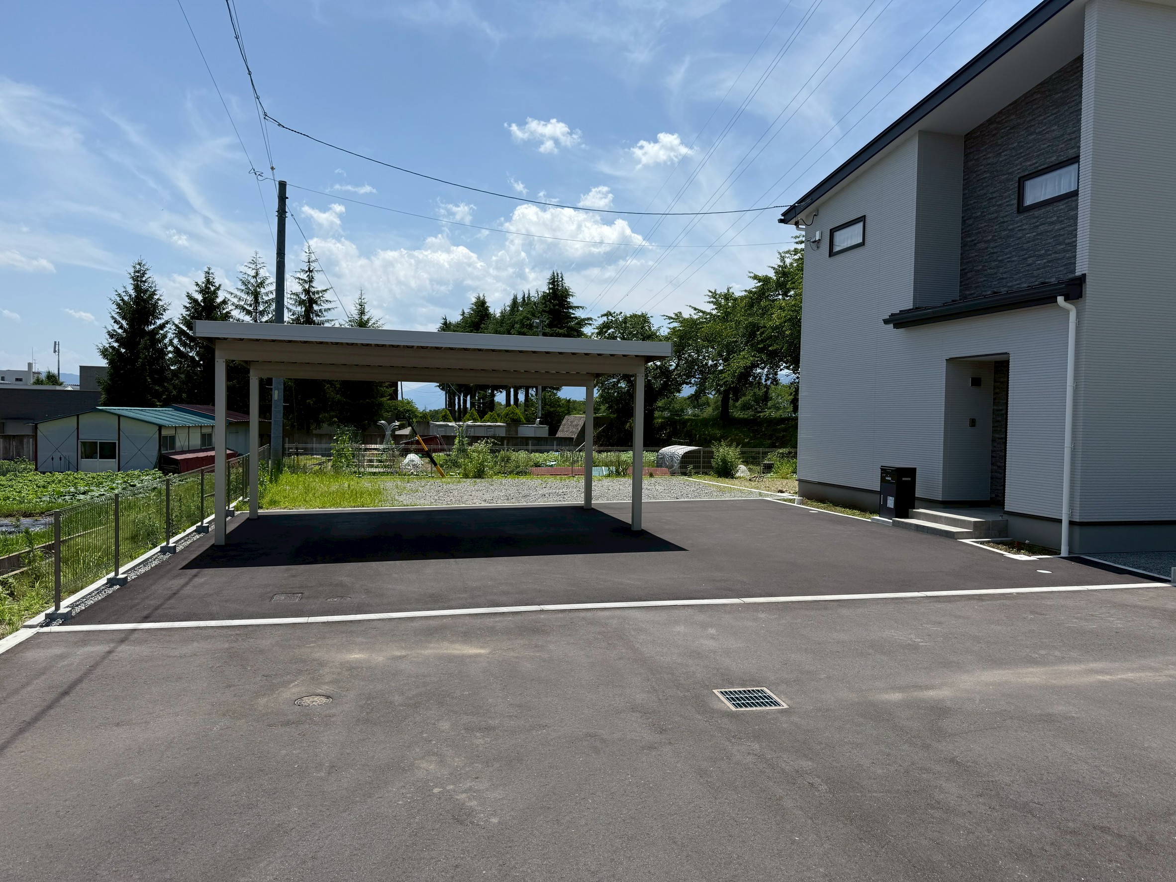 岡谷市の新築外構工事が完了した駐車スペースとカーポート